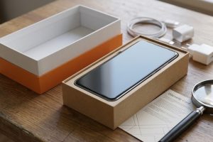 Смартфон, упаковка и комплектация на столе для проверки подлинности