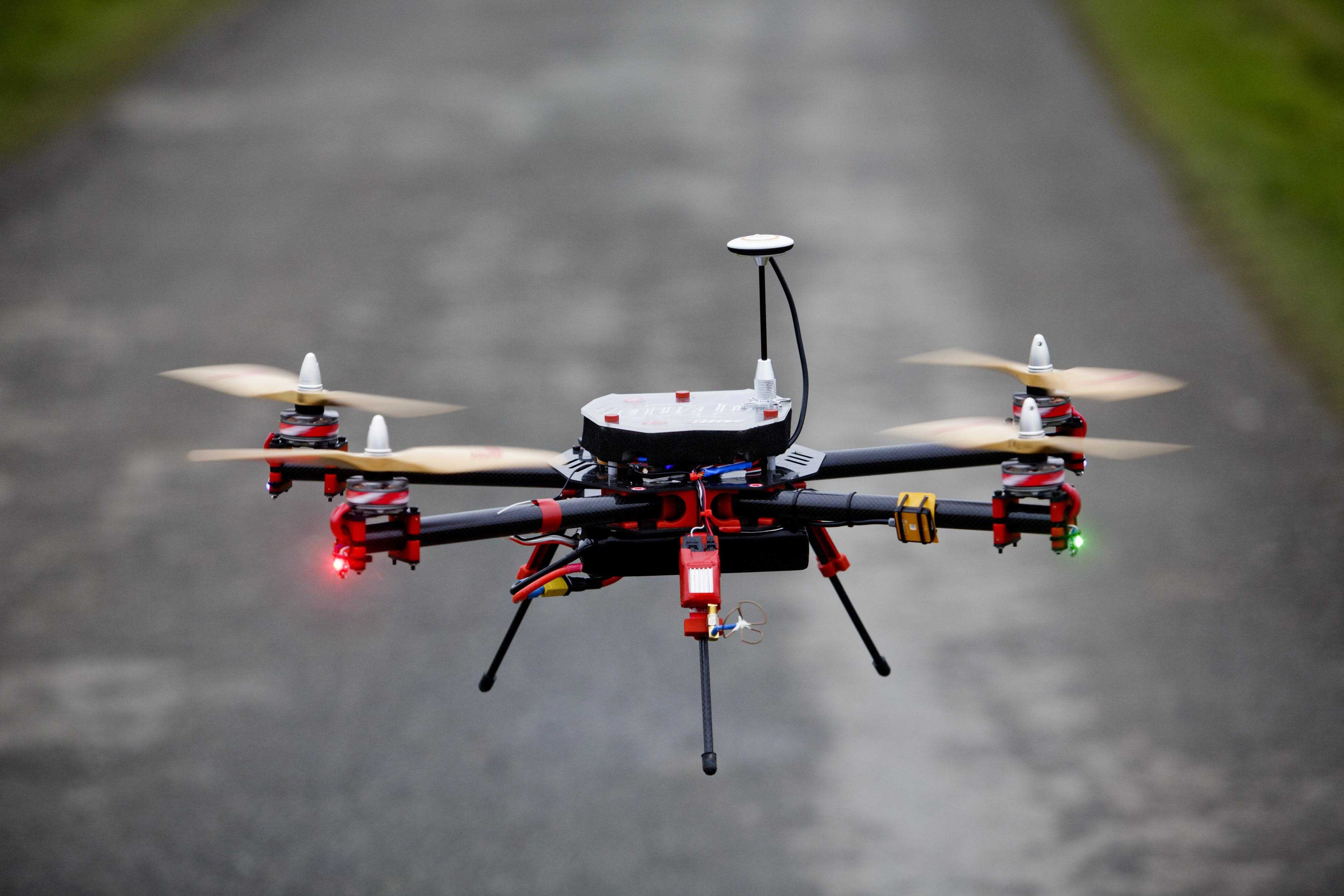 Летят ли дроны. STEADIDRONE qu4d. Квадрокоптер модель s128. Дроны наблюдения: (Foxtech Hover 1). Беспилотный летательный аппарат дрон Амазон.